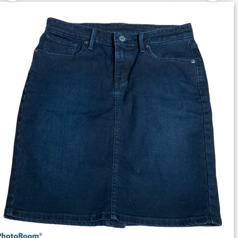 Levi’s denim pencil skirt dark wash 27